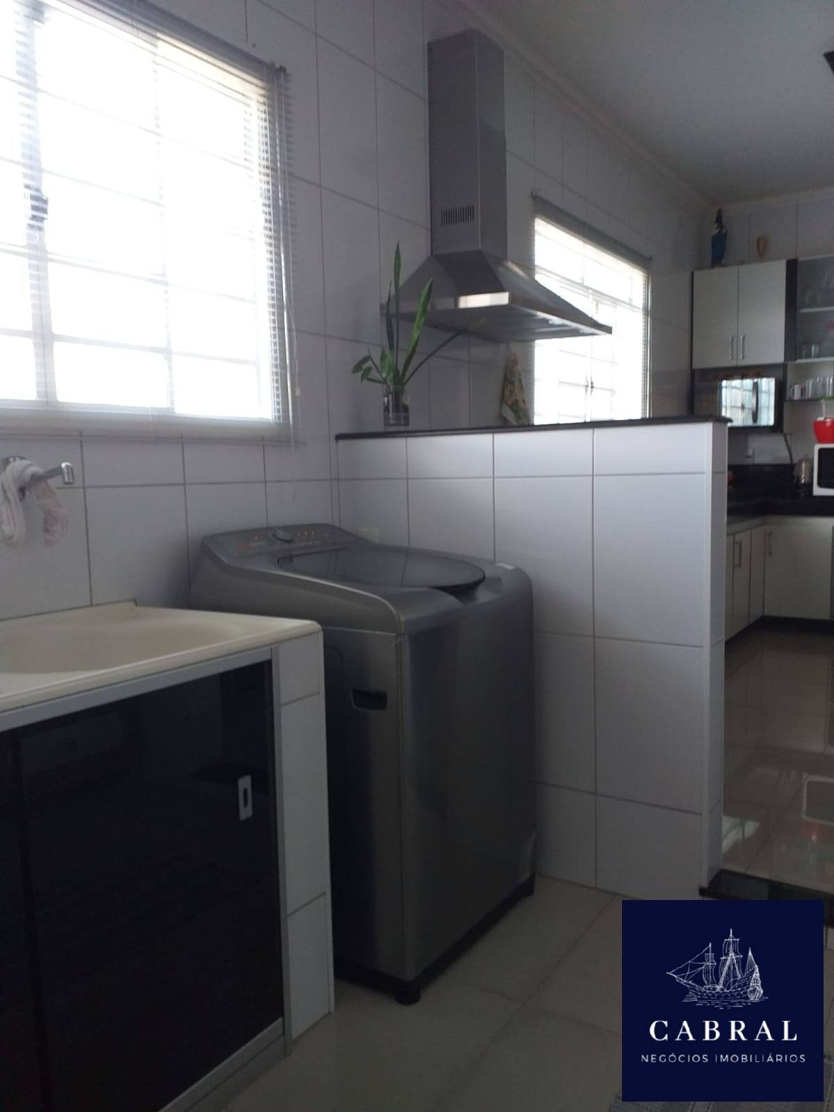 Casa à venda com 4 quartos, 200m² - Foto 4