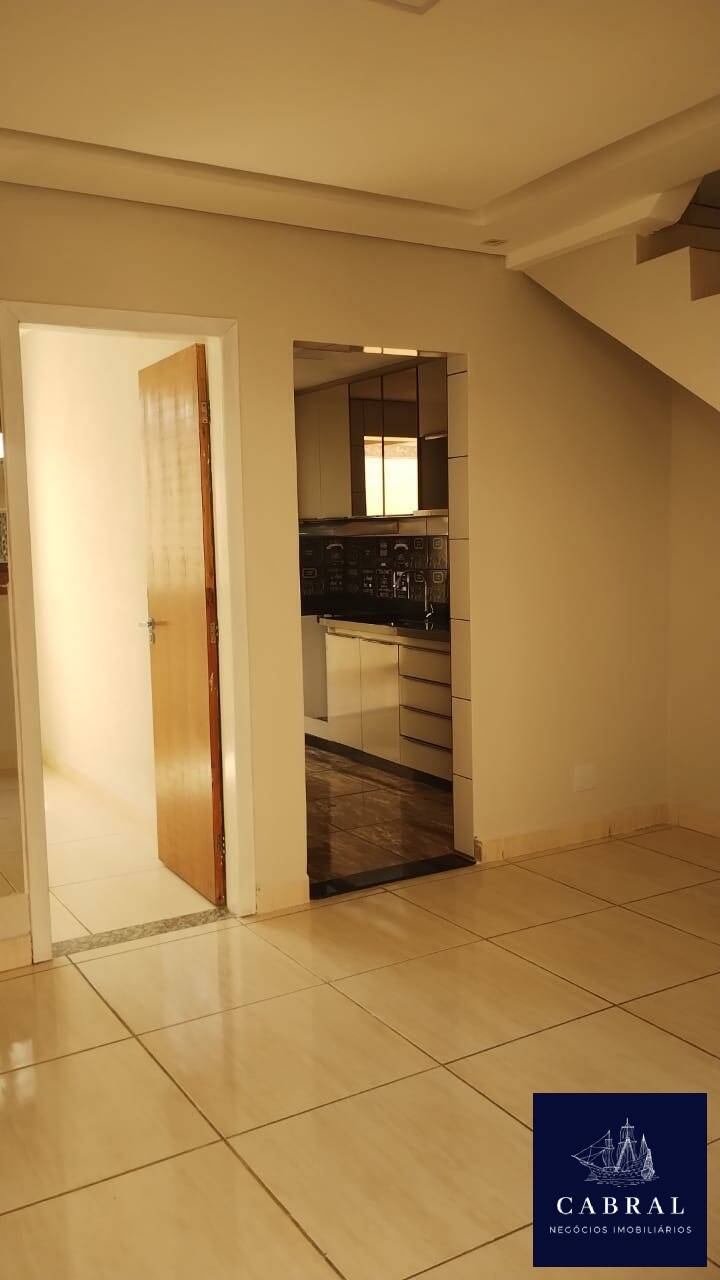 Casa à venda com 3 quartos, 60m² - Foto 1