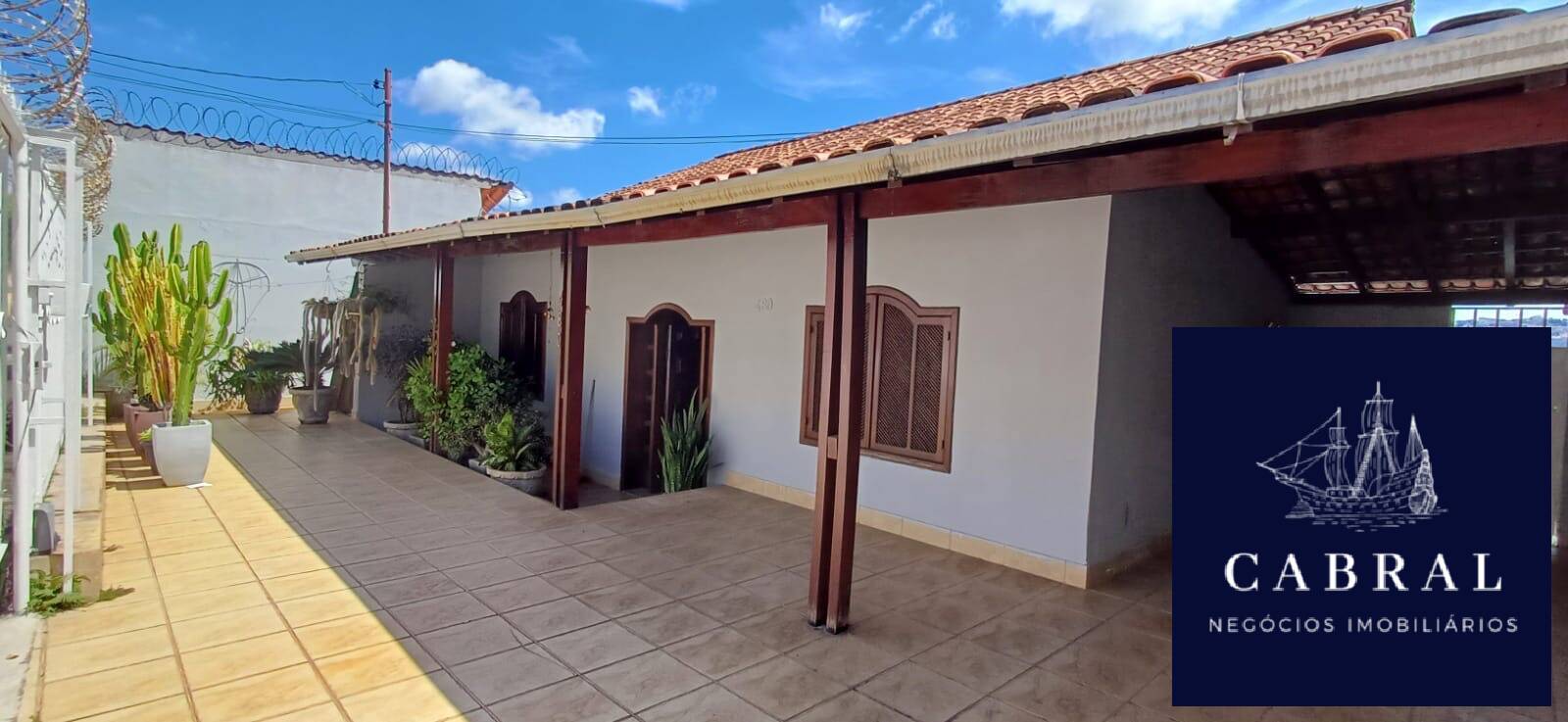 Casa para alugar com 3 quartos, 360m² - Foto 1